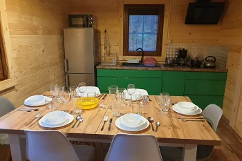 KORMORAN - Chalet Świerk, stue med køkkenkrog